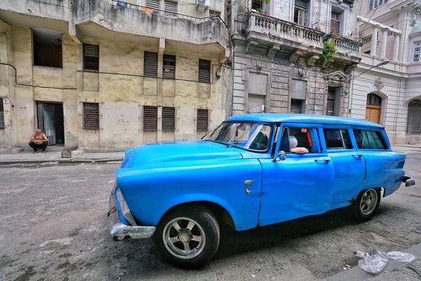 Vintage Classic American coche aparcado en una calle de la Habana Vieja en —  Fotos de Stock