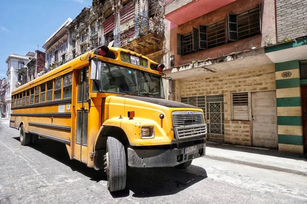 Centro Havana Küba'da bir eski okul otobüsüne. — Stok fotoğraf