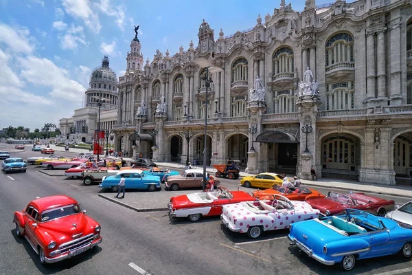 古巴哈瓦那 Capitolio 前的老爷车. — 图库照片