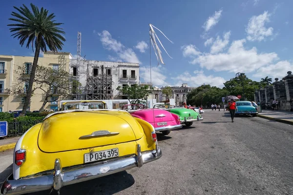 经典的美国汽车停泊在哈瓦那大街的铜 — 图库照片