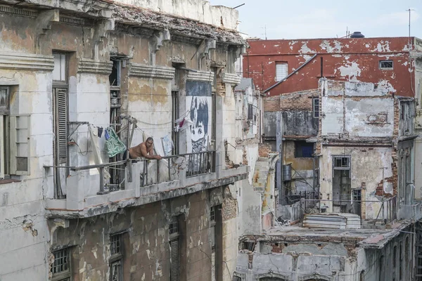 Centro Habana, Havana Küba'da ihmal edilen eski binalar. — Stok fotoğraf