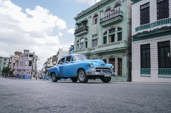 Cena de rua com carro americano clássico e edifícios coloridos em — Fotografia de Stock