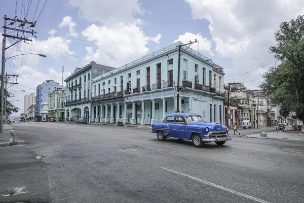 Escena callejera con coche americano clásico y edificios desgastados en —  Fotos de Stock