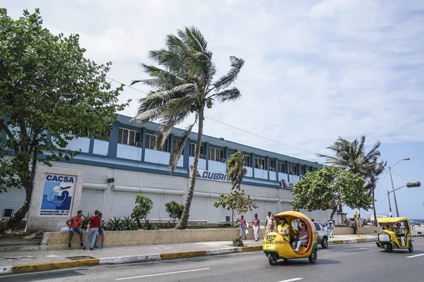 古巴哈瓦那典型的古巴摩托车可可出租车. — 图库照片