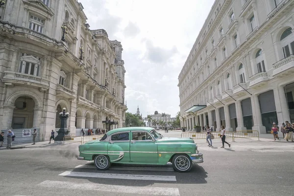 Straßenszene mit alten amerikanischen Autos und Gebäuden in Havanna, Kuba — Stockfoto