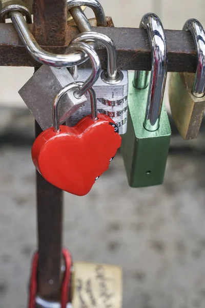 Candados símbolo de amor encadenados en el puente — Foto de Stock