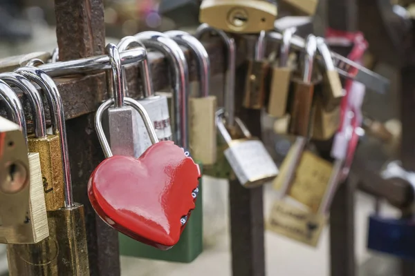 Candados símbolo de amor encadenados en el puente — Foto de Stock