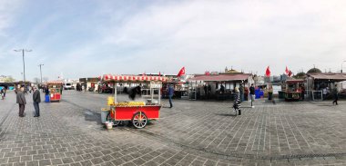 İnsanlar ve satıcılar Eminönü Meydanı, Istanbul, Türkiye.