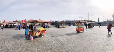 İnsanlar ve satıcılar Eminönü Meydanı, Istanbul, Türkiye.
