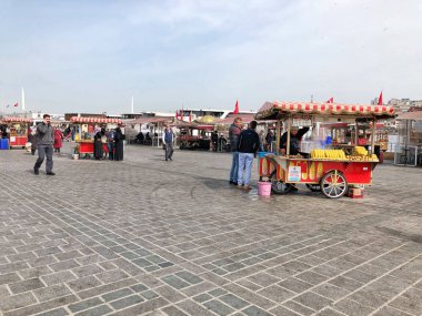 İnsanlar ve satıcılar Eminönü Meydanı, Istanbul, Türkiye.