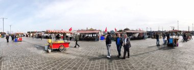 İnsanlar ve satıcılar Eminönü Meydanı, Istanbul, Türkiye.