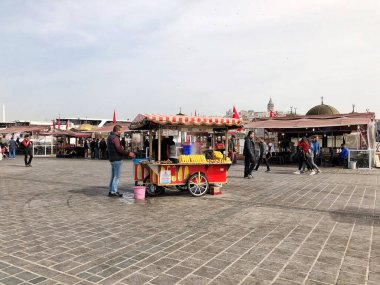 İnsanlar ve satıcılar Eminönü Meydanı, Istanbul, Türkiye.
