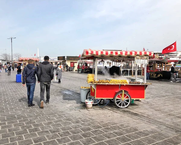 İnsanlar ve satıcılar Eminönü Meydanı, Istanbul, Türkiye.