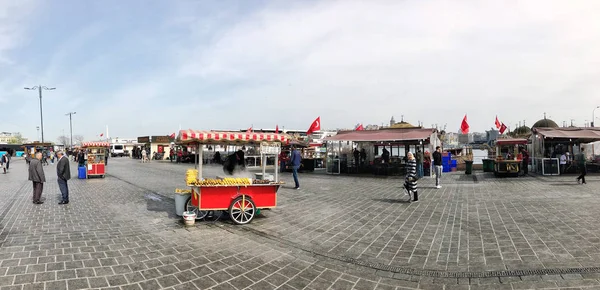 Lidé a prodejci na Eminonu square v Istanbulu, Turecko. — Stock fotografie