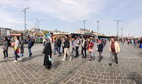 Istanbul, Türkiye'de Eminönü meydanında yürürken insanlar — Stok fotoğraf