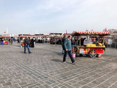 İnsanlar ve satıcılar Eminönü Meydanı, Istanbul, Türkiye.