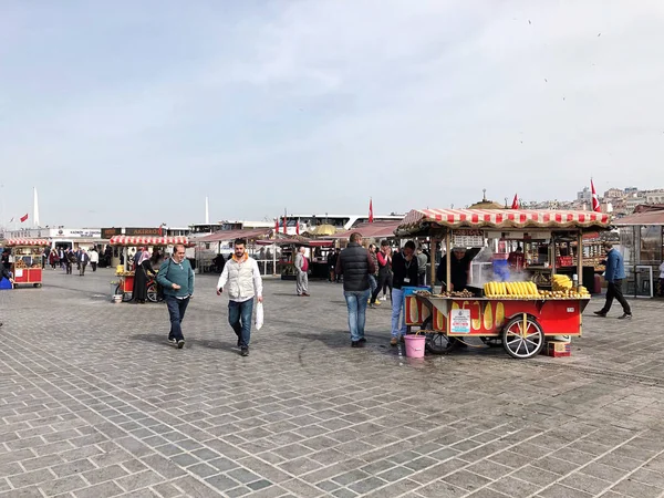 İnsanlar ve satıcılar Eminönü Meydanı, Istanbul, Türkiye.