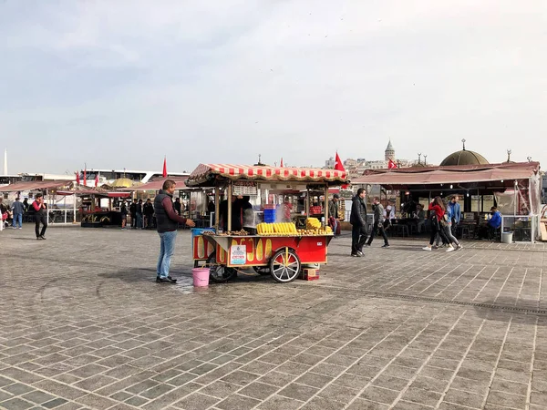 İnsanlar ve satıcılar Eminönü Meydanı, Istanbul, Türkiye.