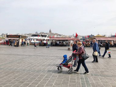 Istanbul, Türkiye'de Eminönü meydanında yürürken insanlar