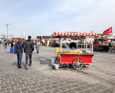 İnsanlar ve satıcılar Eminönü Meydanı, Istanbul, Türkiye.