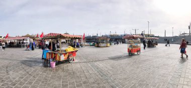 İnsanlar ve satıcılar Eminönü Meydanı, Istanbul, Türkiye.