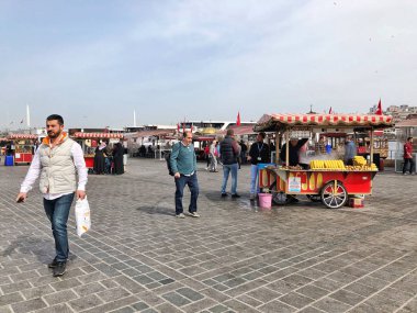 İnsanlar ve satıcılar Eminönü Meydanı, Istanbul, Türkiye.