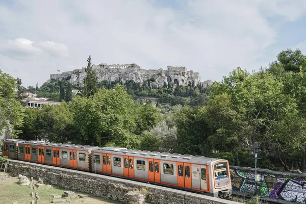 Tren pasa Monastiraki con vista de la colina de la Acrópolis en Atenas, Gre — Foto de Stock