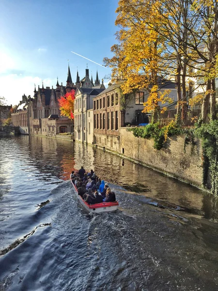 ヨーロッパ、ベルギーのブルージュの運河のボート旅行 — ストック写真