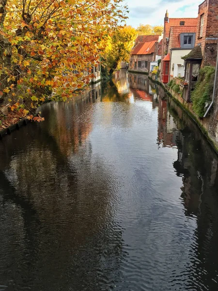 ブルージュの運河に囲まれてベルギーの歴史家によって — ストック写真