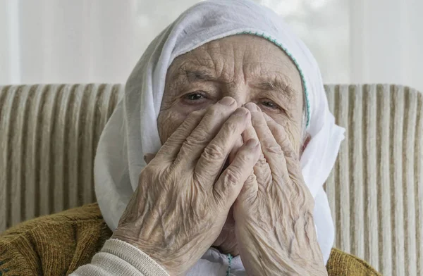 Eine traurige Seniorin betet — Stockfoto