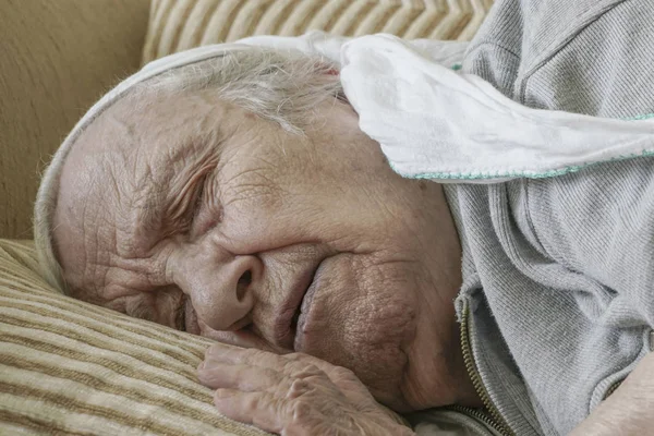 ソファで寝ている年配の女性 — ストック写真
