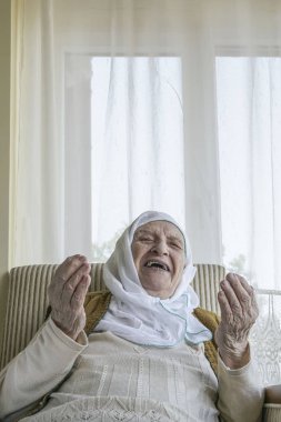 Dua üzgün kadın kıdemli