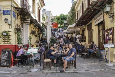 Rahat sokak kafeleri Atina şehir merkezinde Yunanistan turist dolu