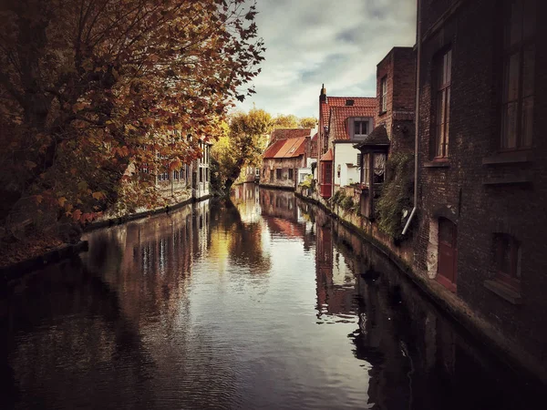 ブルージュの運河に囲まれてベルギーの歴史家によって — ストック写真