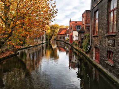 Çevrili Bruges'in kanal tarafından Belçika'daki tarihi evleri