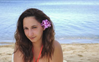 Yaz aylarında Plajı'nda bir kadın