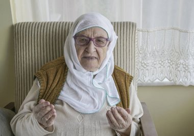 Bir üst düzey kadın dua