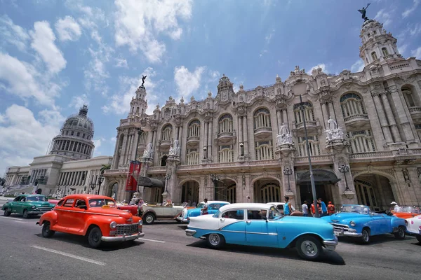 Havana'da i Capitolio önünde renkli klasik arabalar — Stok fotoğraf
