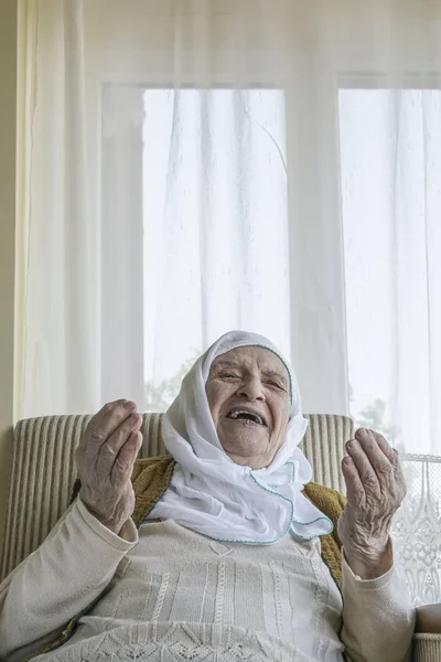 Dua üzgün kadın kıdemli — Stok fotoğraf