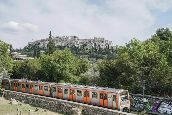 Atina, Gre Akropolis tepesi manzaralı Monastiraki tren geçer