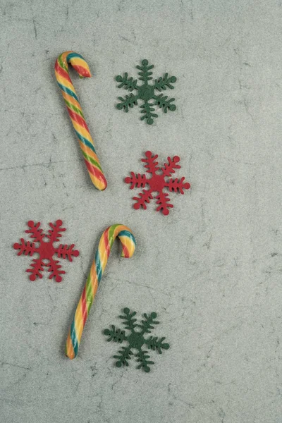 Bastões de doces de pau em um fundo verde do Ano Novo — Fotografia de Stock