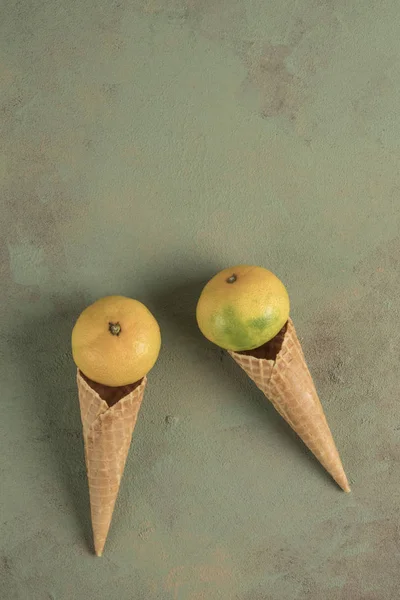 Mandarijnvruchten in wafelkegels geserveerd als een ijsje — Stockfoto