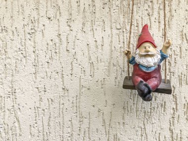 Yeni yıl için duvara asılmış noel baba figürü.