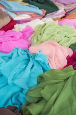 Renkli kıyafet yığını, arka plan olarak tekstil