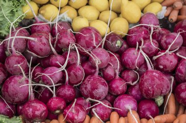 Markette taze turp ve limon yığını.