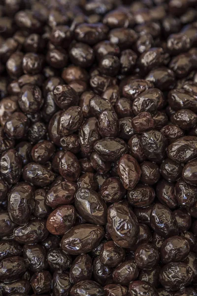 Pila de aceitunas negras en escabeche como fondo —  Fotos de Stock