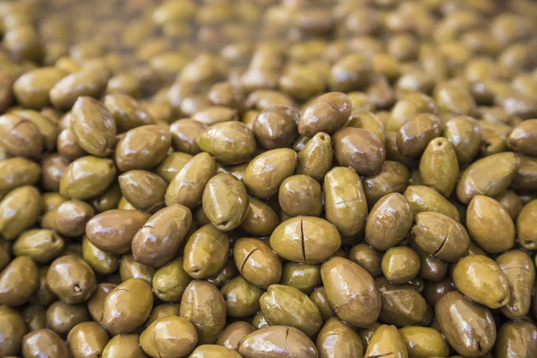 Hög med betade gröna oliver som bakgrund — Stockfoto