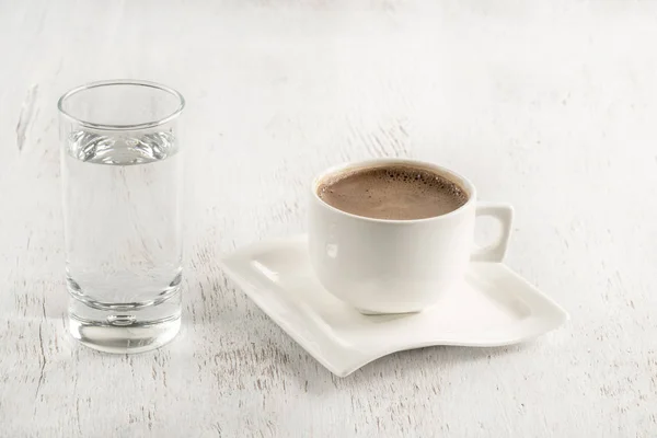 Café turc servi avec un verre d'eau sur la table — Photo
