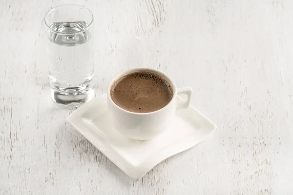 Café turc servi avec un verre d'eau sur la table — Photo