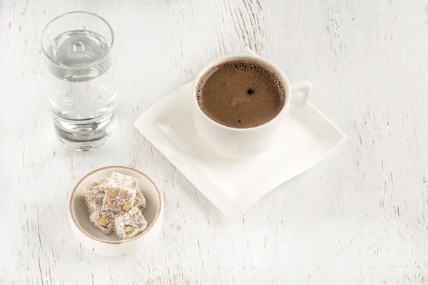 Чашка кофе с турецким наслаждением на деревянном столе — стоковое фото